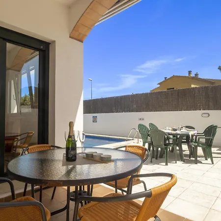Holiday home Casa L'escala, 3 Dormitorios, 6 Personas - Es-325-22